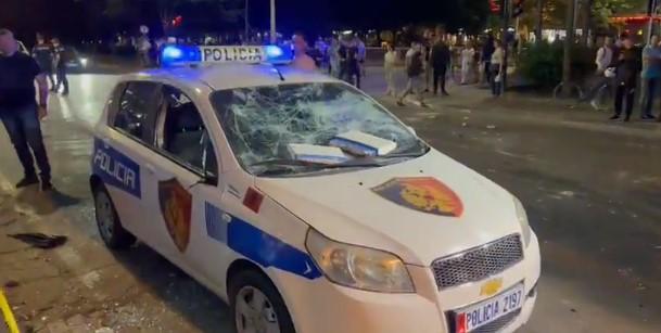 Razbijeno policijsko auto u obračunu navijačkih grupa - Avaz
