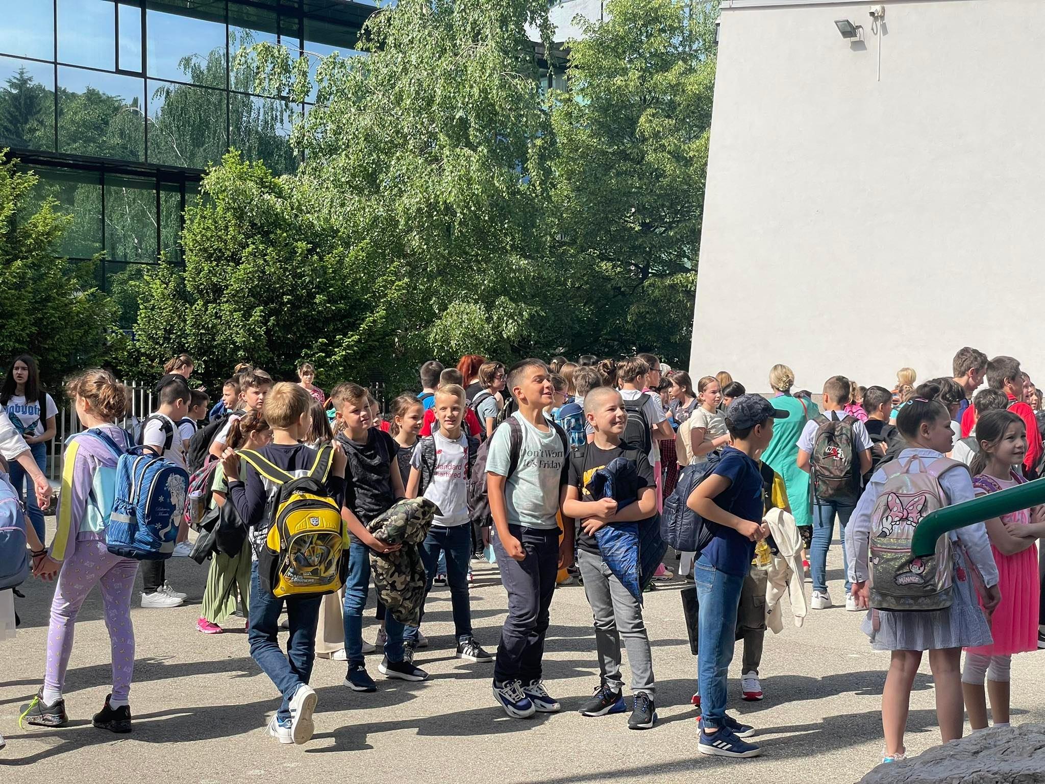 Nakon dojave o bombi: Djeca čekaju ispred škole, dok se ne završi pregled