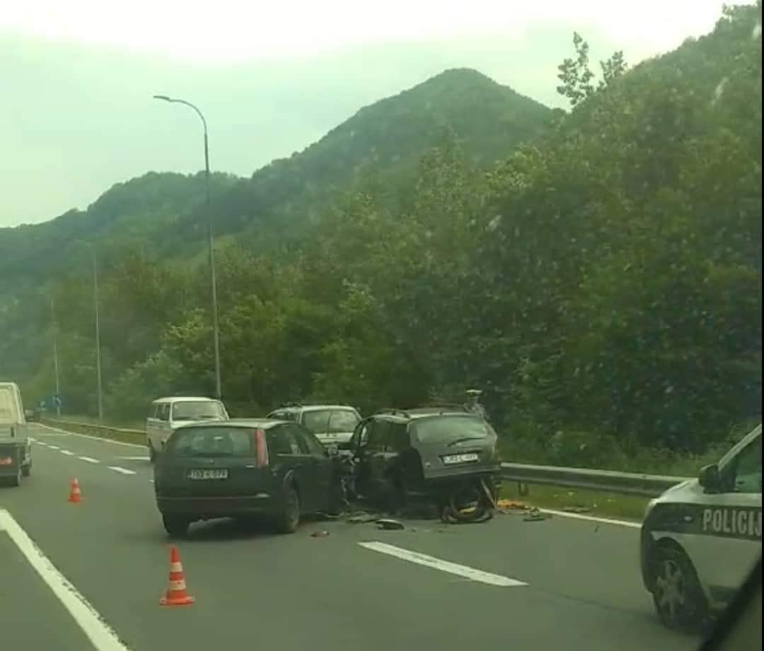 Teška saobraćajna nesreća na M-17 kod Zenice, povrijeđene tri osobe