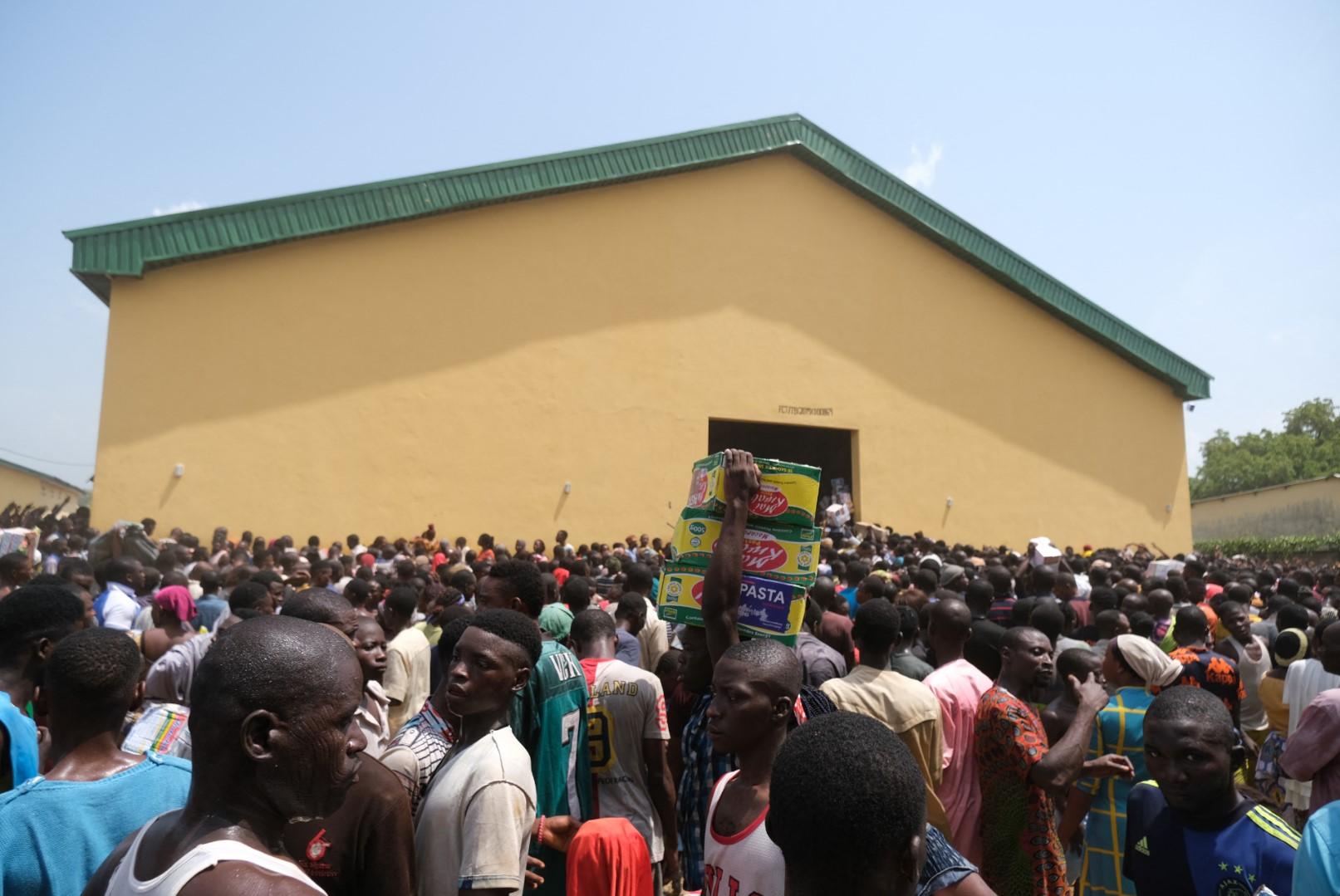 U stampedu na podjeli besplatnih namirnica u Nigeriji poginula 31 osoba