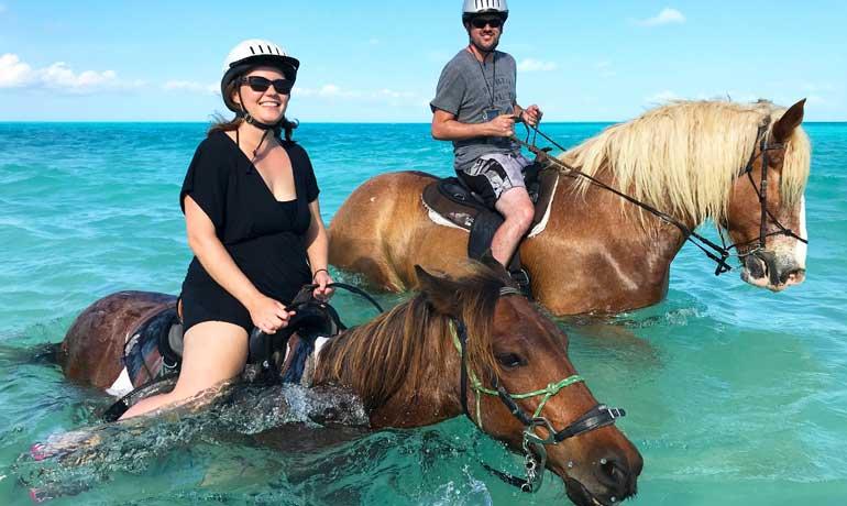 Plivanje u okeanu sa konjima je omiljena zabava turista u ovoj zemlji