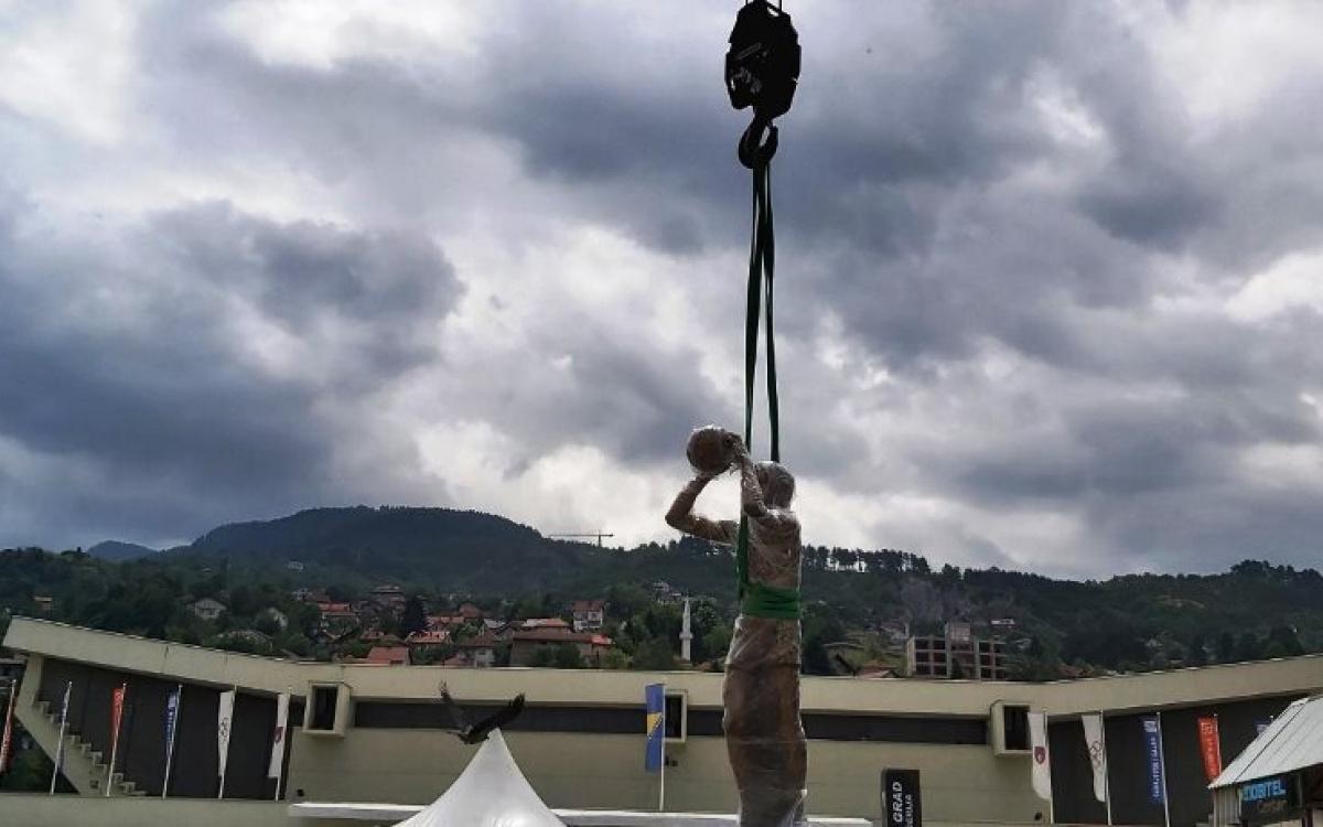 Skulptura posvećena velikanu košarke - Avaz