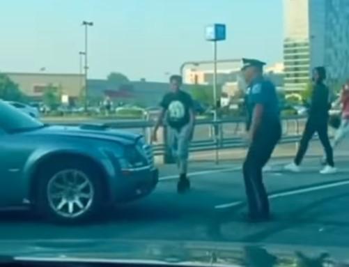 Nevjerovatne scene: Djevojka driftala s Chryslerom, pokušala pregaziti policajca i zabila se u policijsko vozilo