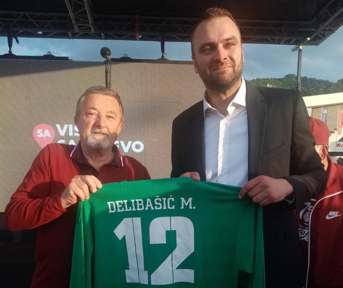 Direktor FK Vratnik uručio dres Danku Delibašiću: "Mirza hvala ti za sve"