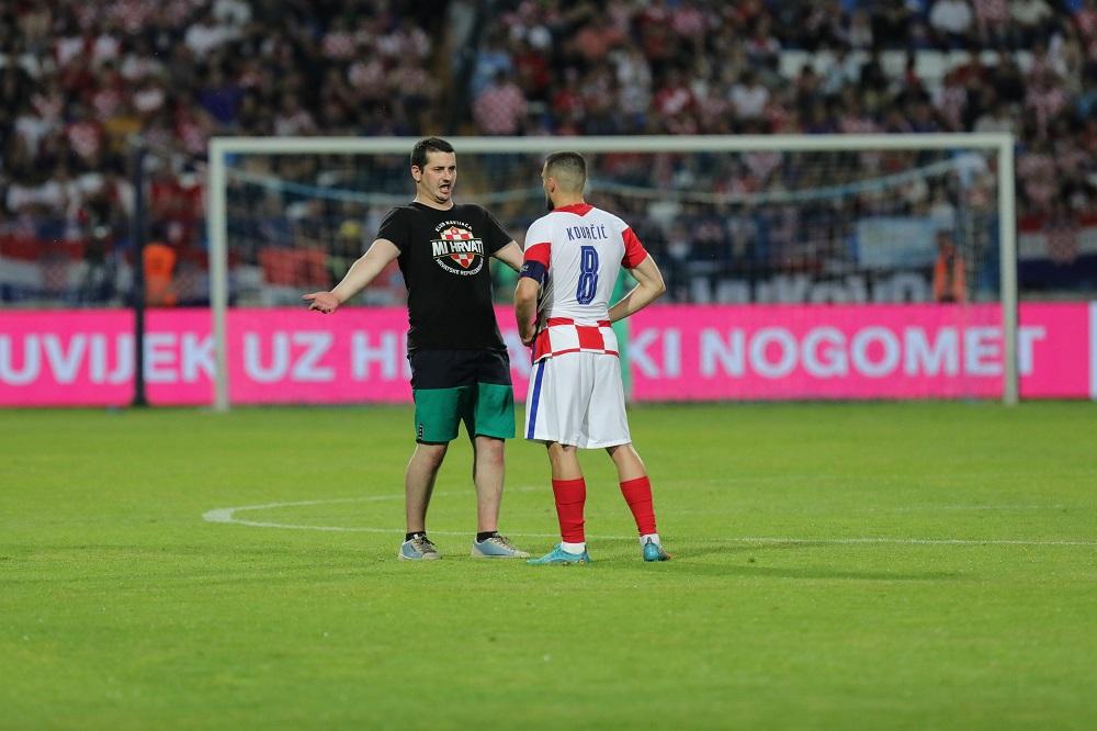 Hrvatska doživjela debakl u Osijeku, navijač utrčao na teren i raspravljao sa Kovačićem