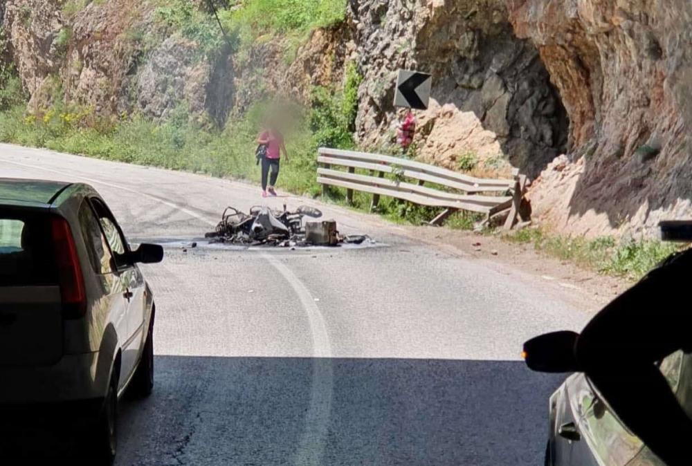 Nesreća kod Foče: Zabio se u kombi, motocikl u potpunosti izgorio