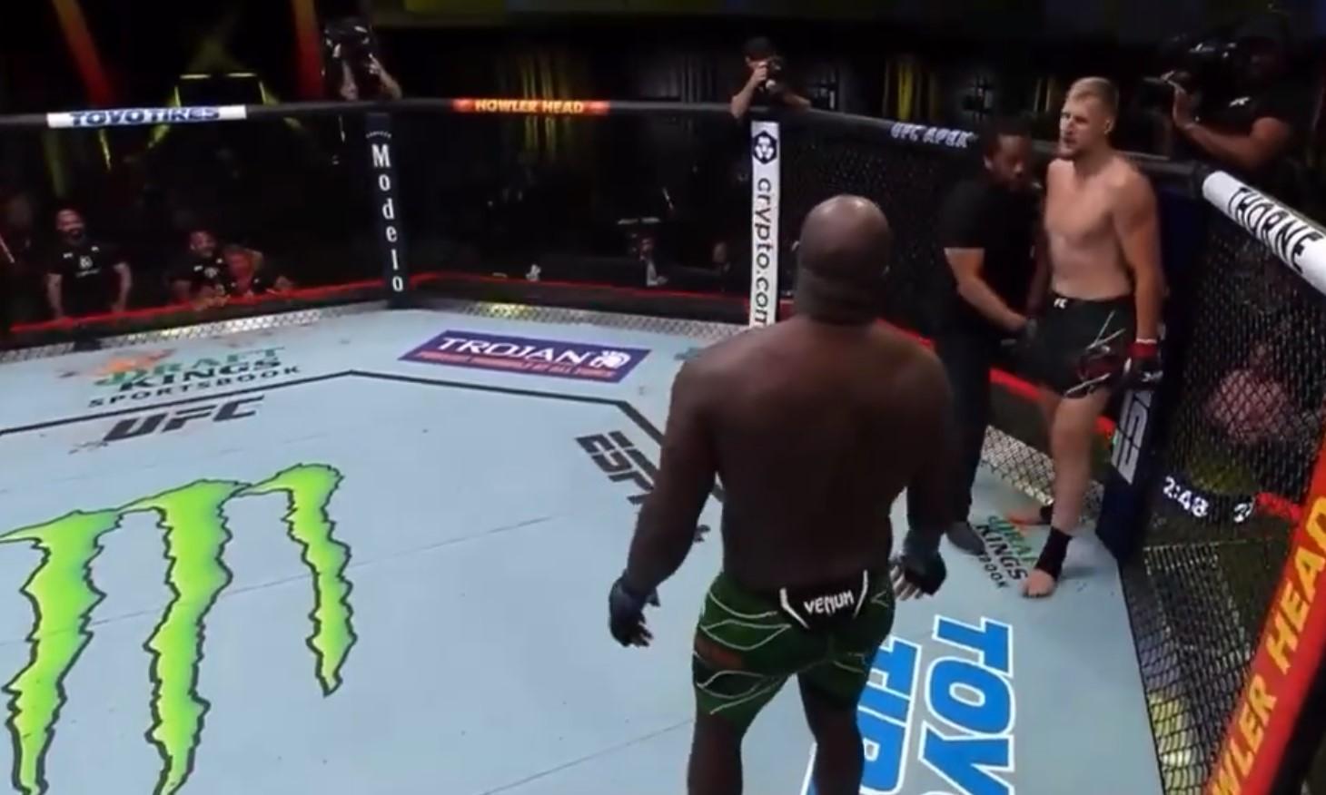Poznati sudija donio kontroverznu odluku: UFC borac iz Surinama želio nastaviti borbu, ali...