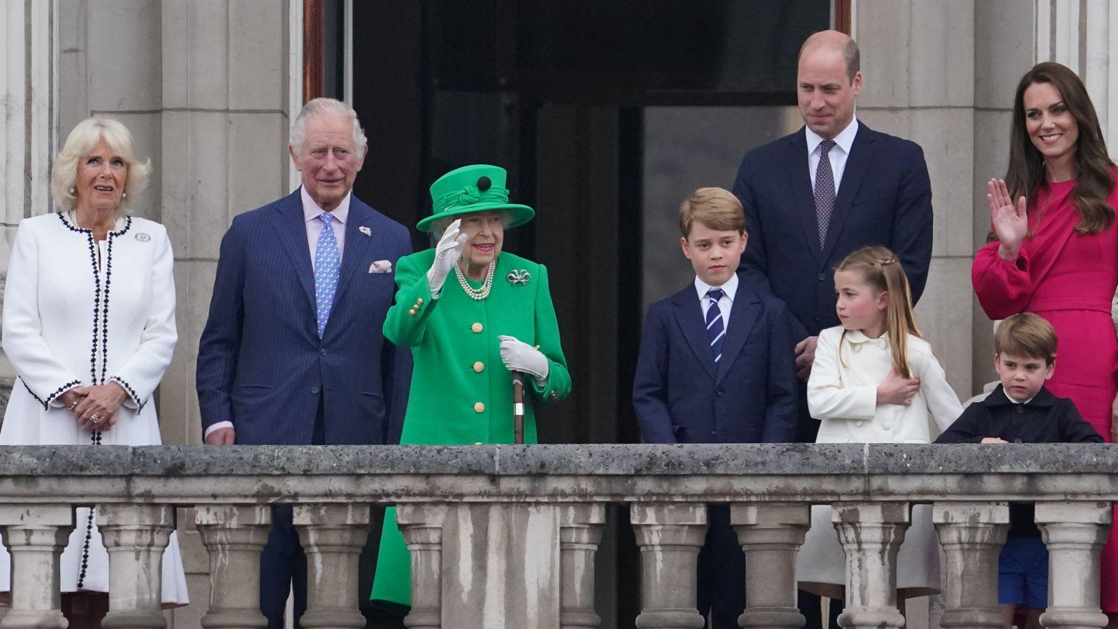 Kraljica Elizabeta pojavila se nakratko na balkonu Bakingemske palate
