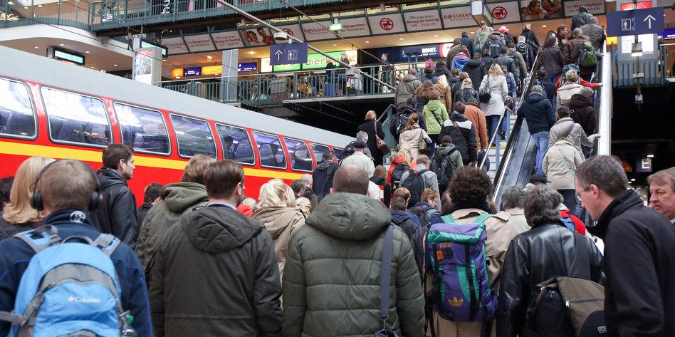 Gužve u Njemačkoj na stanicama: Putnici nisu željeli napustiti voz, strojovođa zatražio pomoć