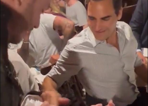 Navijač prišao Federeru u restoranu, oduševio ga tetovažom, pa dobio zagrljaj