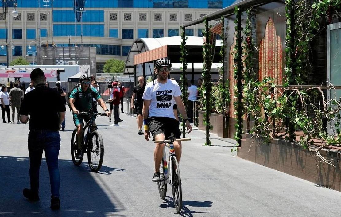 Fetel naišao na osude iz svoje zemlje: Vozio biciklo ulicama Bakua i nosio majicu s porukom na ruskom