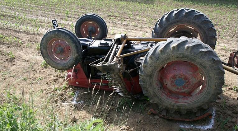 Muškarac poginuo u slijetanju traktora