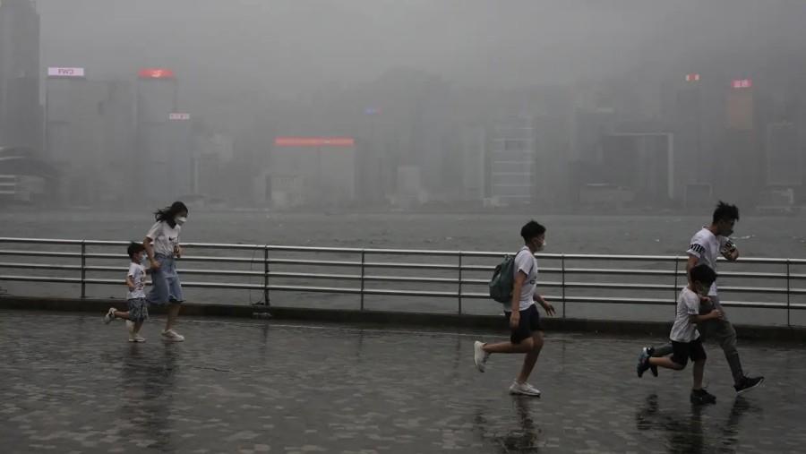 Kinu pogodio tajfun: Moguća rekordna kiša, otkazano više od 400 letova