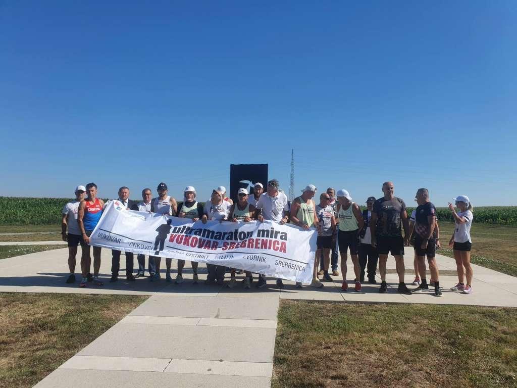 Ultramaratonci krenuli iz Vukovara za Potočare