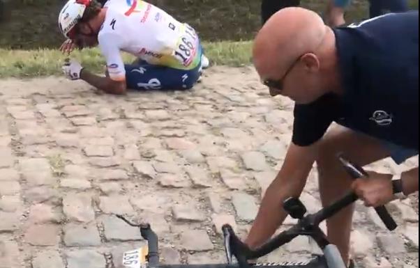 Užas na Tur de Fransu: Biciklista slomio vrat nakon sudara s navijačem