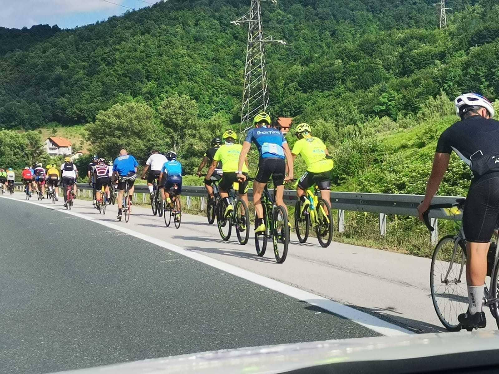 Biciklistički maraton Bihać-Srebrenica ulazi na autoput kod Kaknja