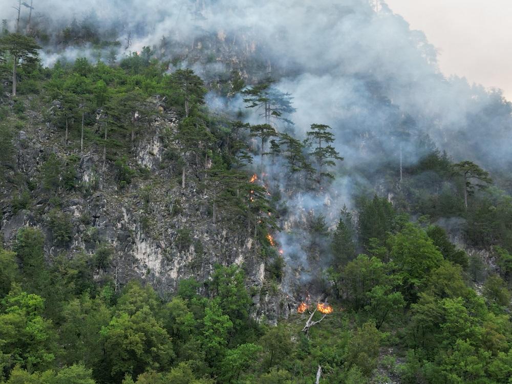 Požar ušao u nepristupačan teren - Avaz