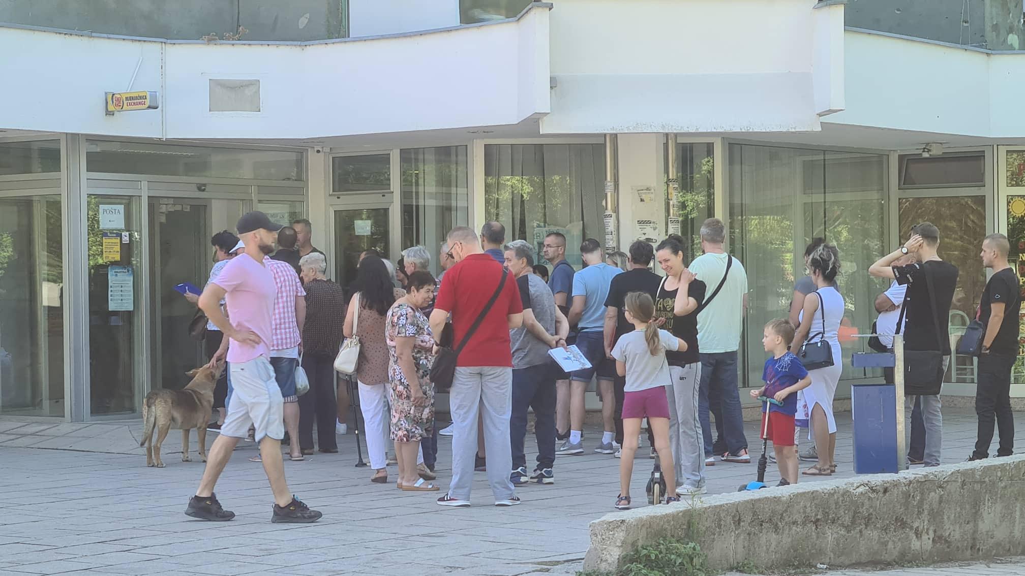 Velike gužve na Alipašinom Polju: Građani čekaju po dva sata za izdavanje dokumenata