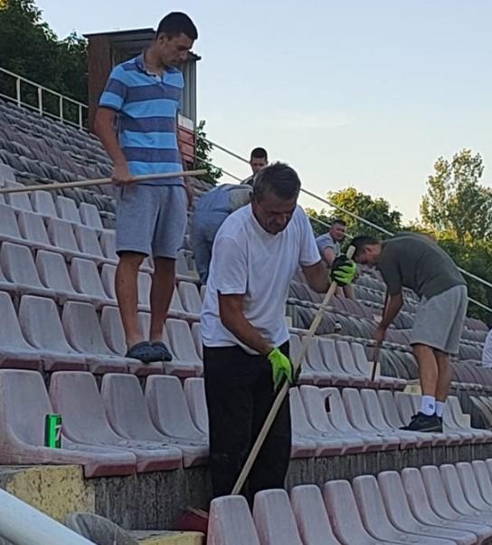 Otac Vahidina Goge čisti tribinu na stadionu Mladosti - Avaz