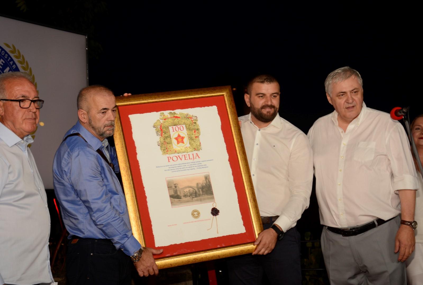 Centar za mir uručio Mostarsku povelju Fudbalskom klubu Velež