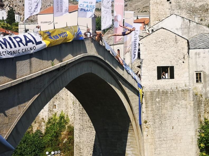 Na Starom mostu u Mostaru - Avaz
