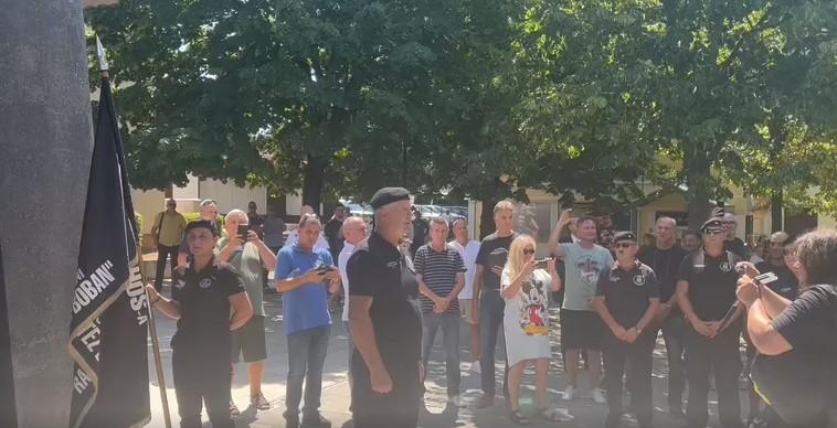 HOS-ovci u Kninu uzvikivali ustaški pozdrav "Za dom spremni"