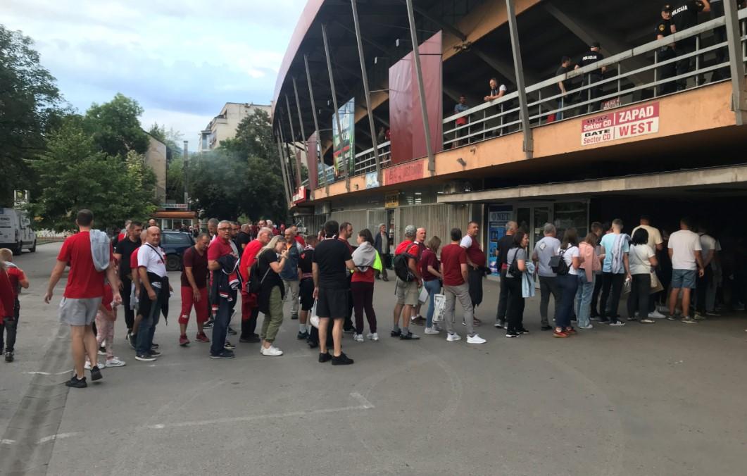 Navijači pred stadionom Bilino polje - Avaz