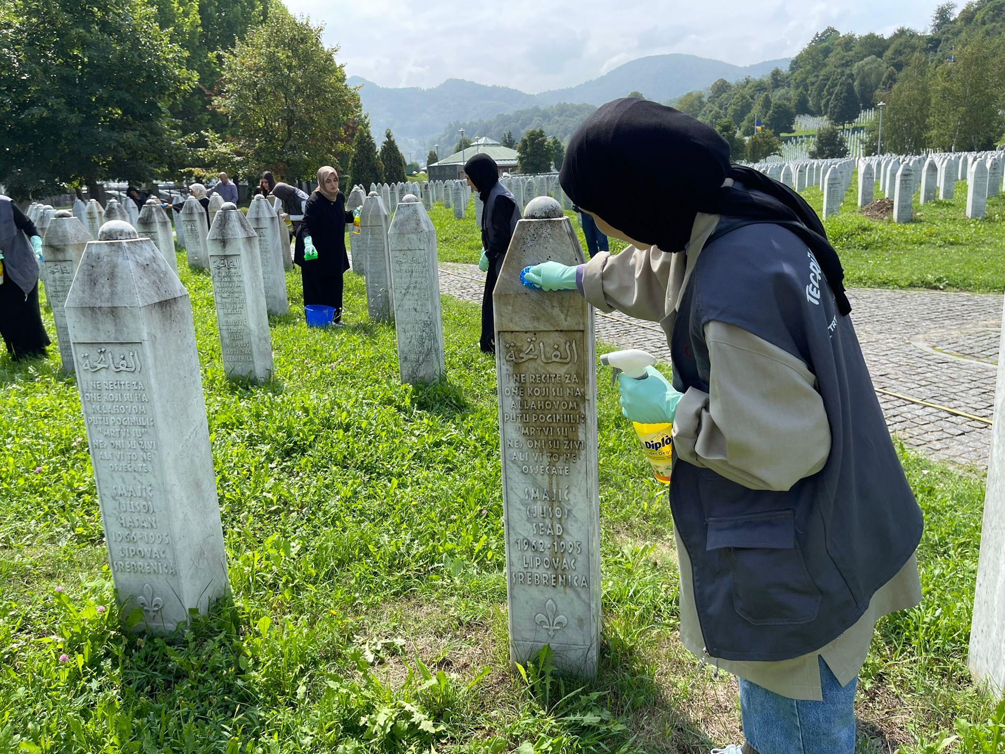 Volonterke iz Turske odale počast žrtvama genocida - Avaz