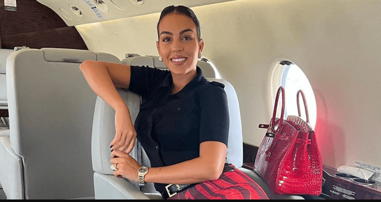 Georgina privatnim avionom stigla u Veneciju: Pažnju privukla luksuzna torba