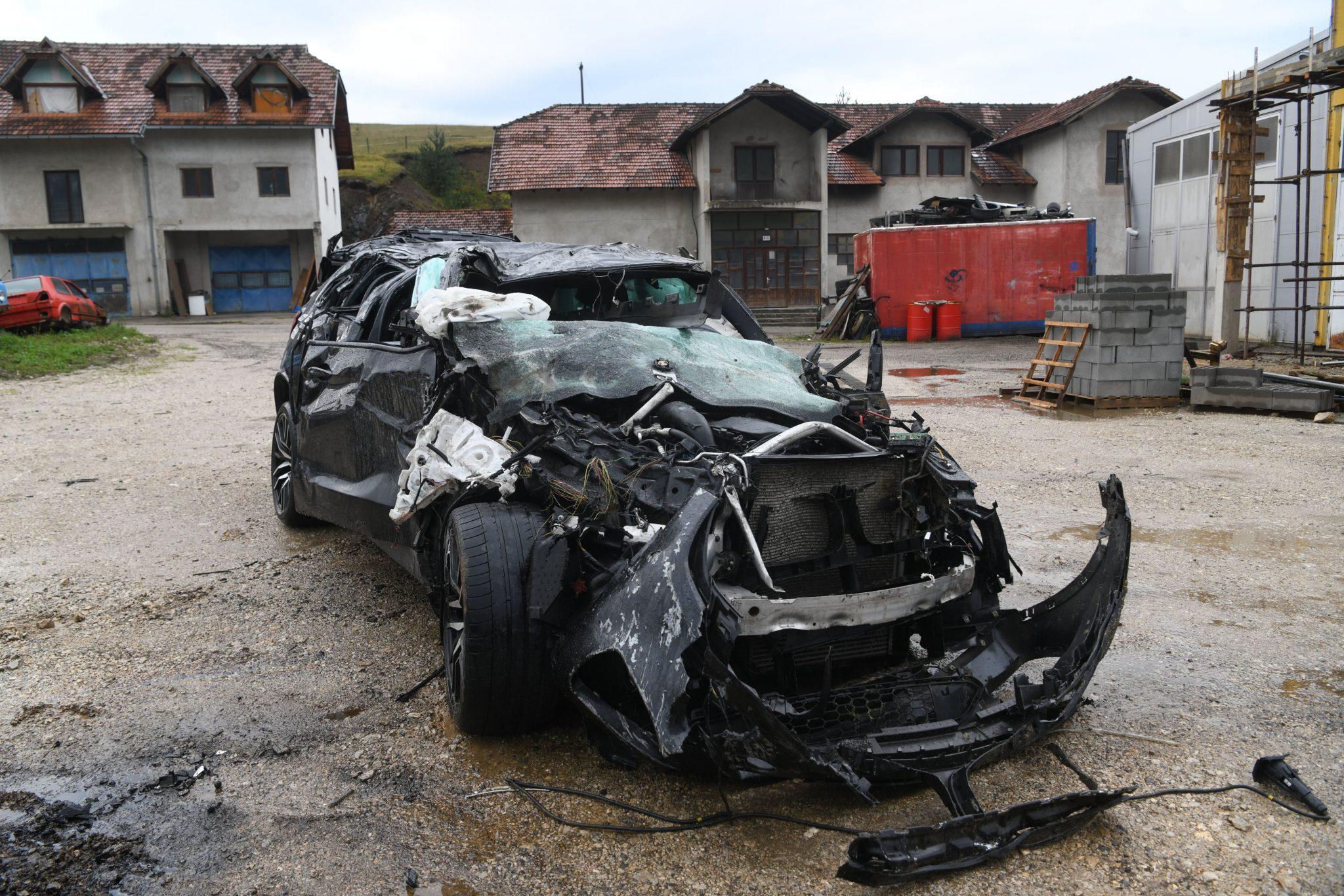 Automobil uništen - Avaz