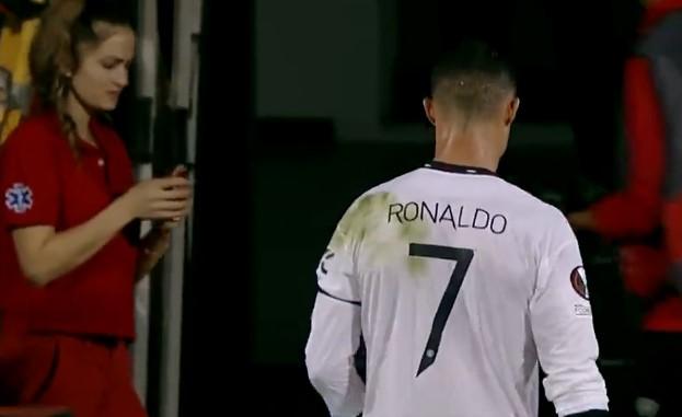 Ronaldo na meti kritika, pogledajte kako je reagirao kada je djevojka zatražila fotografiju s njim