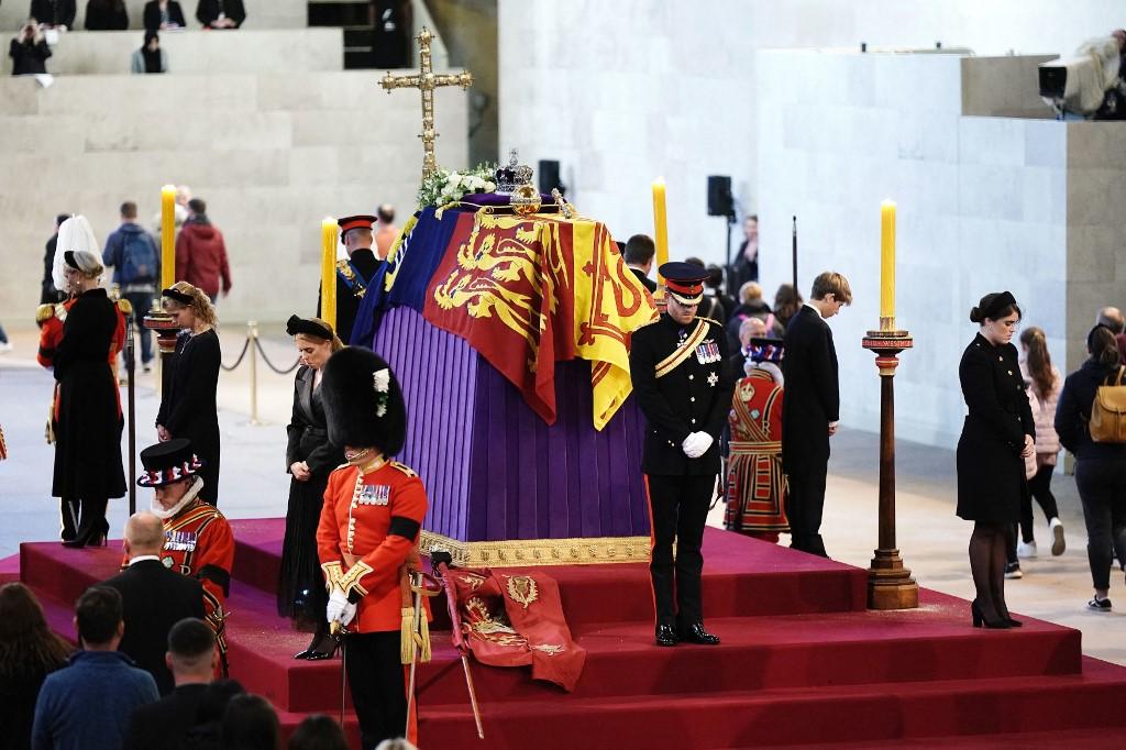 Historijski trenutak: Unučad kraljice Elizabete bdjela nad njenim kovčegom