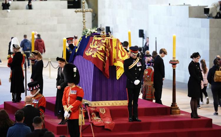 Kovčeg kraljice Elizabete II obišlo oko 250.000 osoba