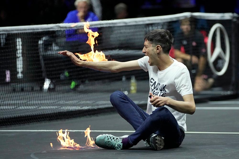 Incident u Londonu na oproštaju Federera: Muškarac utrčao na teren i zapalio se