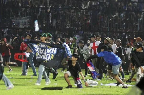 Indonezija: Neredi navijača na nogometnoj utakmici - Avaz