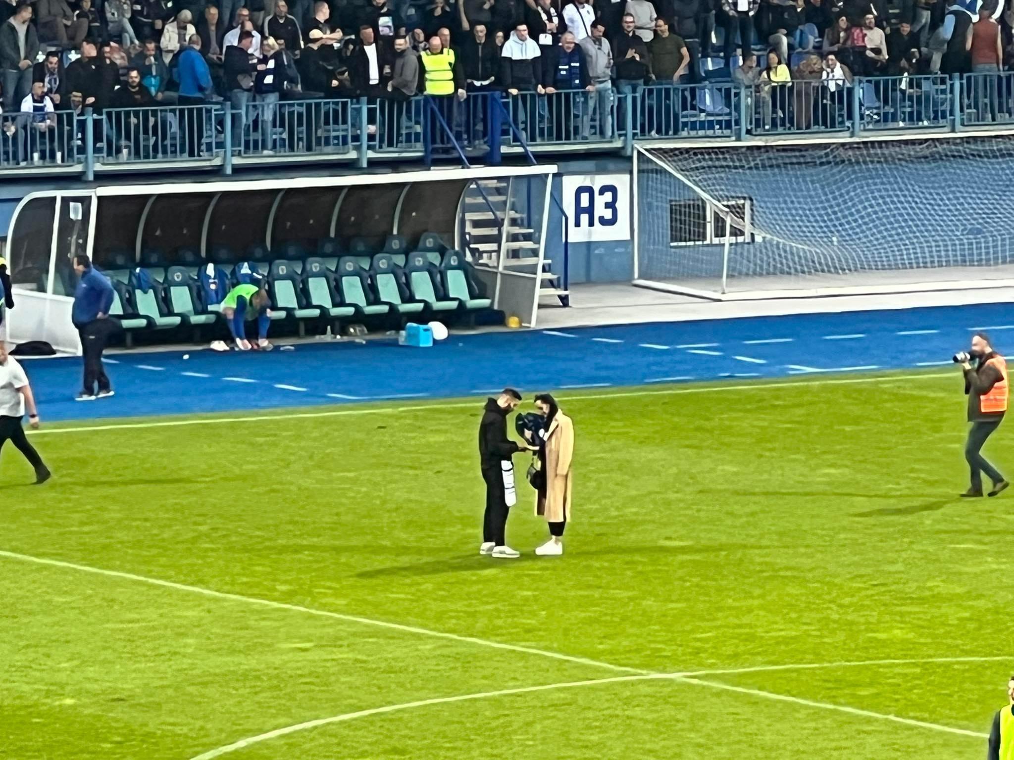Prosidba na poluvremenu utakmice između Željezničara i Zrinjskog: Oduševljena djevojka je rekla "da"