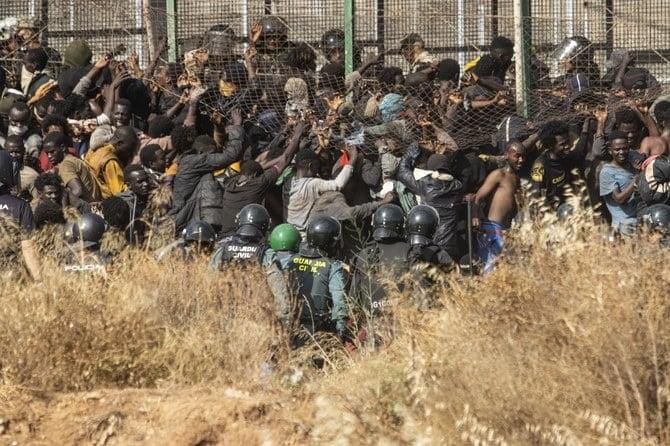 Migranti se pokušali popeti na željeznu graničnu ogradu između Maroka i španske enklave Melila u junu - Avaz