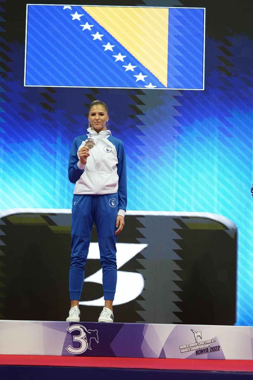 Emina Sipović sa medaljom - Avaz