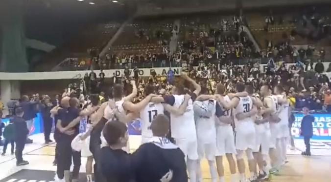 Pogledajte kako su košarkaši proslavili pobjedu sa navijačima