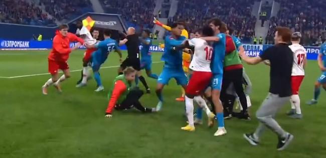 Strašna tučnjava na meču Zenit - Spartak: Ne zna se ko koga udara