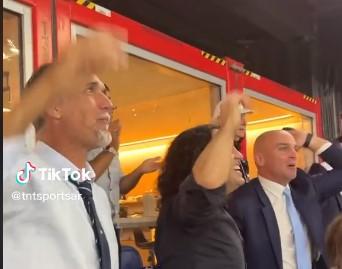 Pogledajte kako se argentinske legende proslavile sinoćnju pobjedu: Batistuta zalutao među navijače