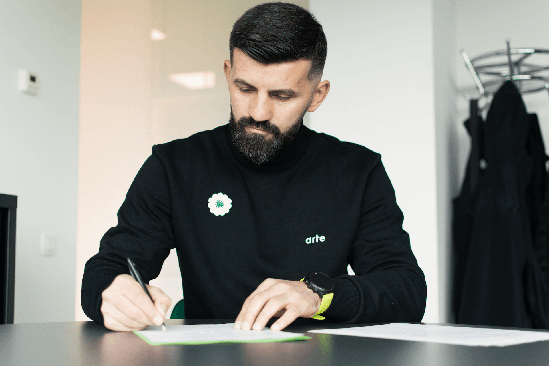 Miron Muslić produžio ugovor sa Serkl Brižom: Na potpis došao sa "Cvijetom Srebrenice"