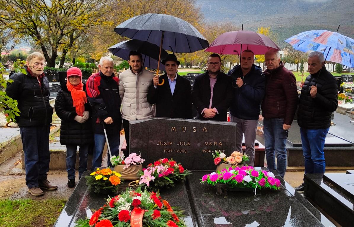Delegacija Veleža i porodice Musa na Joletovom grobu - Avaz