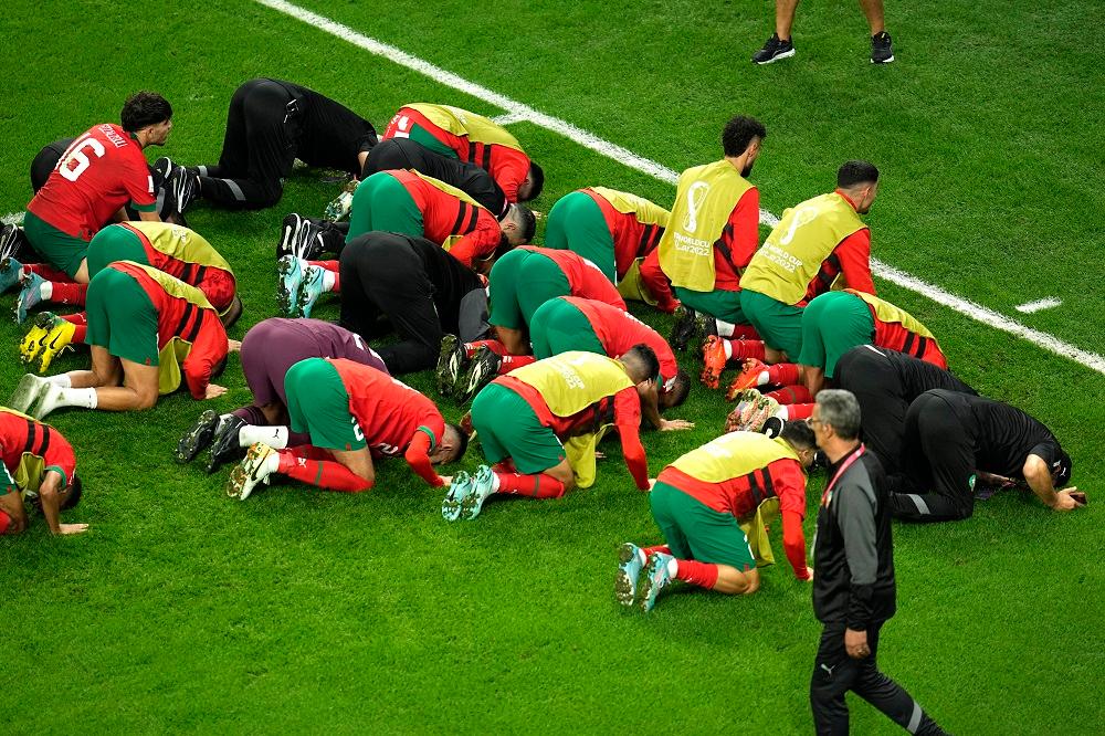 Igrači Maroka proslavili pobjedu s navijačima i pali na sedždu - Avaz