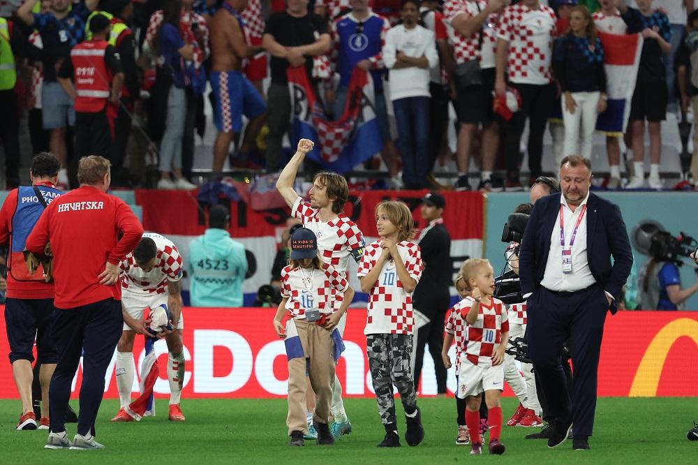 Lijepa slika iz Katara: Fudbaleri Hrvatske izbacili Brazilce, a onda slavili sa svojom djecom