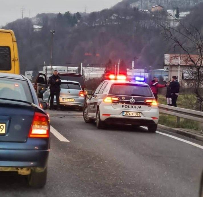 Saobraćajna nesreća u Blažuju, učestvovala dva automobila