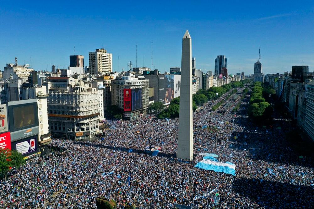 Ludnica na ulicama Buenos Airesa - Avaz