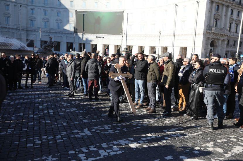Kovčeg Mihajlovića pred bazilikom u Rimu: Stigli uplakana supruga, delegacije Zvezde i Bolonje