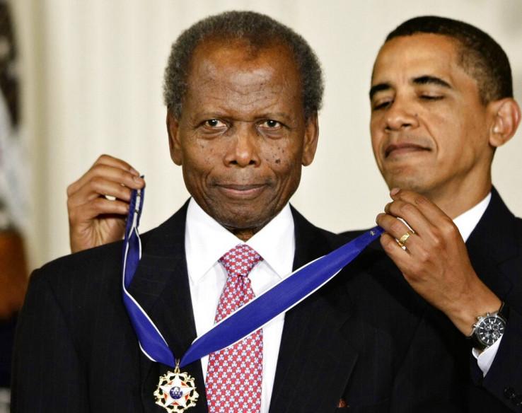 Bivši predsjednik SAD-a Barak Obama uručuje predsjedničku medalju slobode iz 2009. Sidneju Poitieru tokom ceremonije u istočnoj sobi u Bijeloj kući 12. avgusta 2009. - Avaz