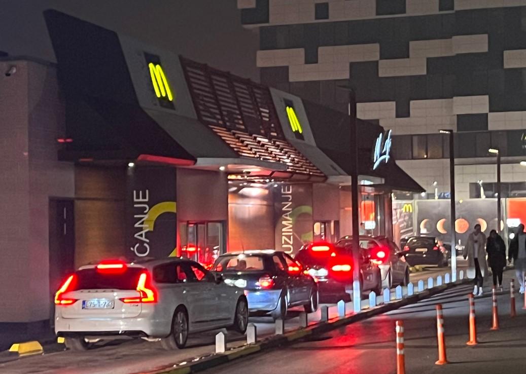 Građani krenuli po posljednji obrok: Velike gužve ispred McDonald's-a u Nedžarićima